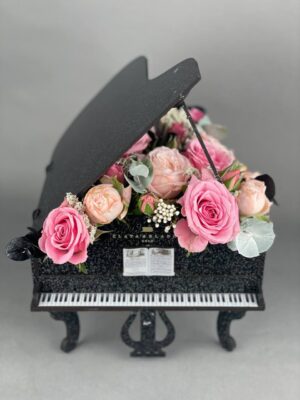 Композиция «Black Piano» купить с доставкой в Мытищах