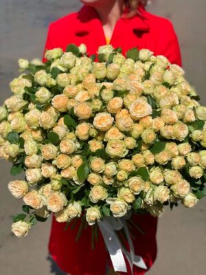 Букет из 51 кустовой розы сорта «Summer Rose» купить с доставкой в Мытищах