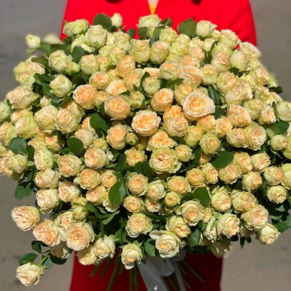 Букет из 51 кустовой розы сорта «Summer Rose» купить с доставкой в Мытищах