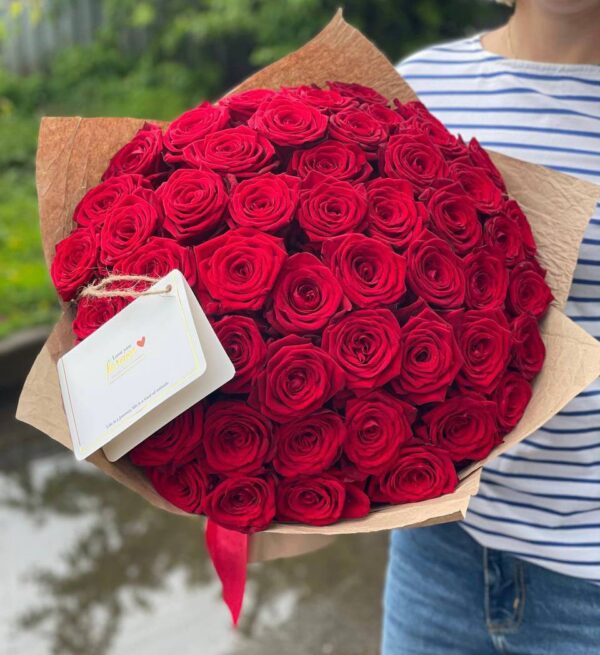 Букет из 51 розы сорта «Red Naomi» купить с доставкой в Мытищах