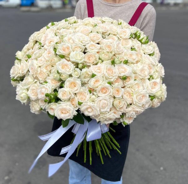 Букет из 49 кустовых роз сорта «Ангелина» купить с доставкой в Мытищах