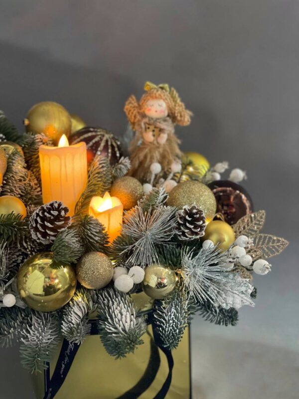 Композиция «Christmas Candles» купить с доставкой в Мытищах