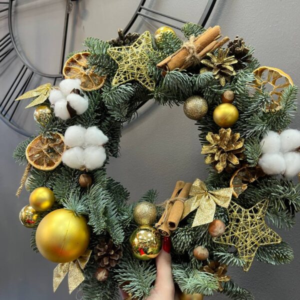 Композиция «Christmas Wreath in gold» купить с доставкой в Мытищах