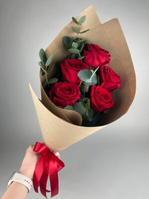 Букет из 5 роз сорта «Red Naomi» и эвкалипта купить с доставкой в Мытищах