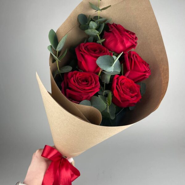 Букет из 5 роз сорта «Red Naomi» и эвкалипта купить с доставкой в Мытищах