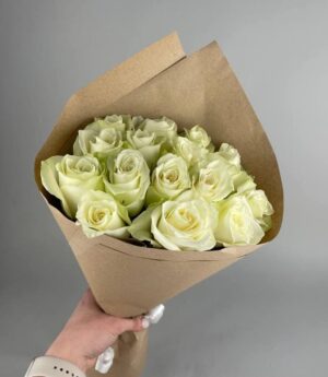 Букет «Fleurs blanches (Kraft)» купить с доставкой в Мытищах