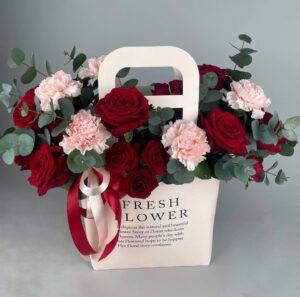Композиция «Red flowers bag» купить с доставкой в Мытищах