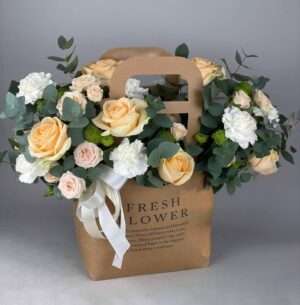 Композиция «Cream flowers bag» купить с доставкой в Мытищах