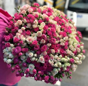 Букет из 101 кустовой розы «Cosmopolitan» купить с доставкой в Мытищах