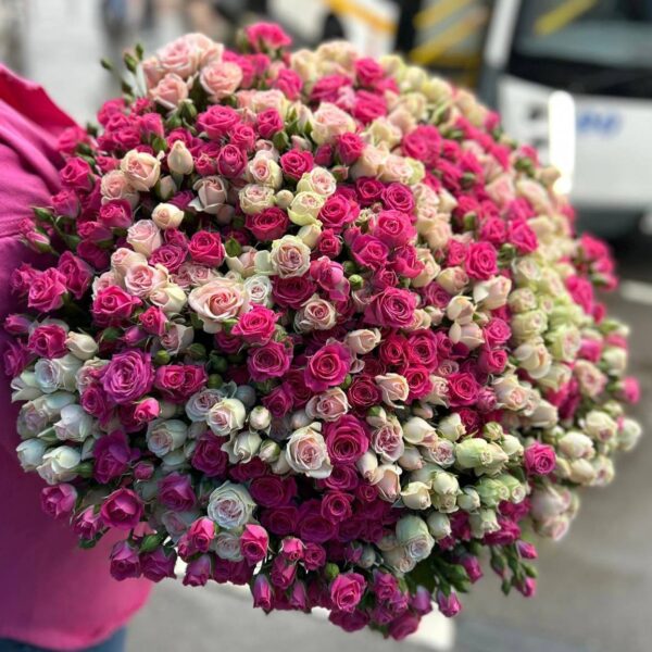 Букет из 101 кустовой розы «Cosmopolitan» купить с доставкой в Мытищах