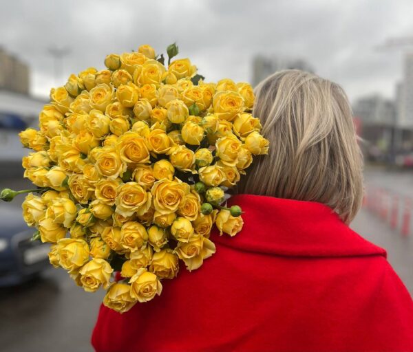 Кустовая пионовидная роза сорта «Yellow Bubbles» купить с доставкой в Мытищах